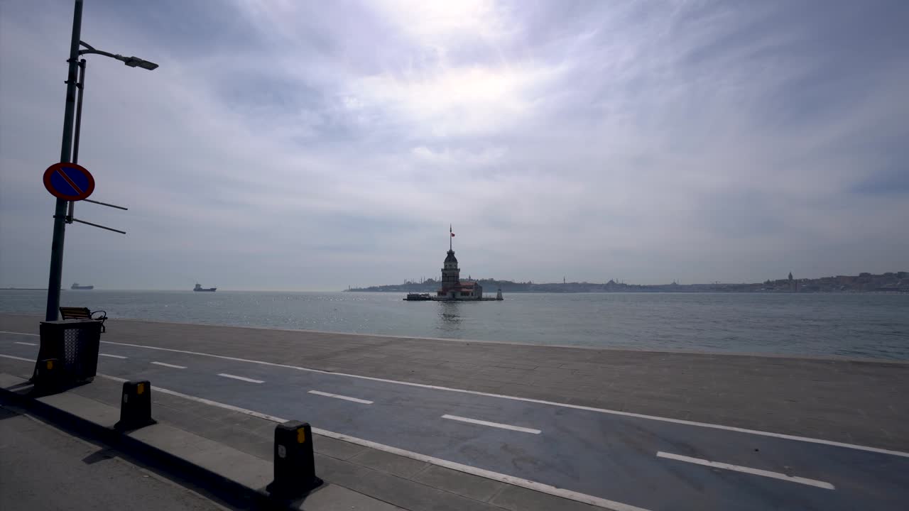 девичья башня из стамбула во время комендантского часа из-за пандемии covid-19.