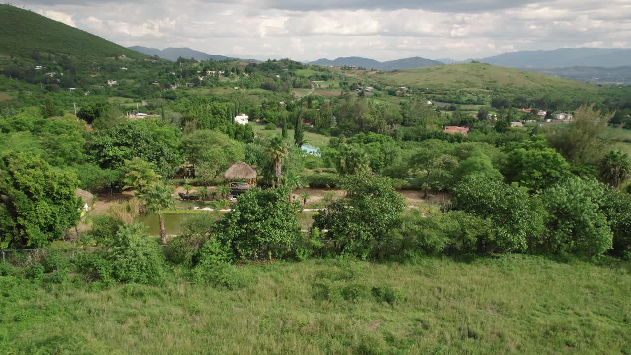 aérea sobre el pintoresco pequeño asentamiento residencial de etla en méxico