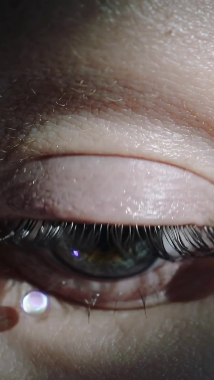 Dikey video: Lens parlamasından göz kırpan göz, gözyaşı oluşumu, 3D odaya geçiş, süzülen damlacık.