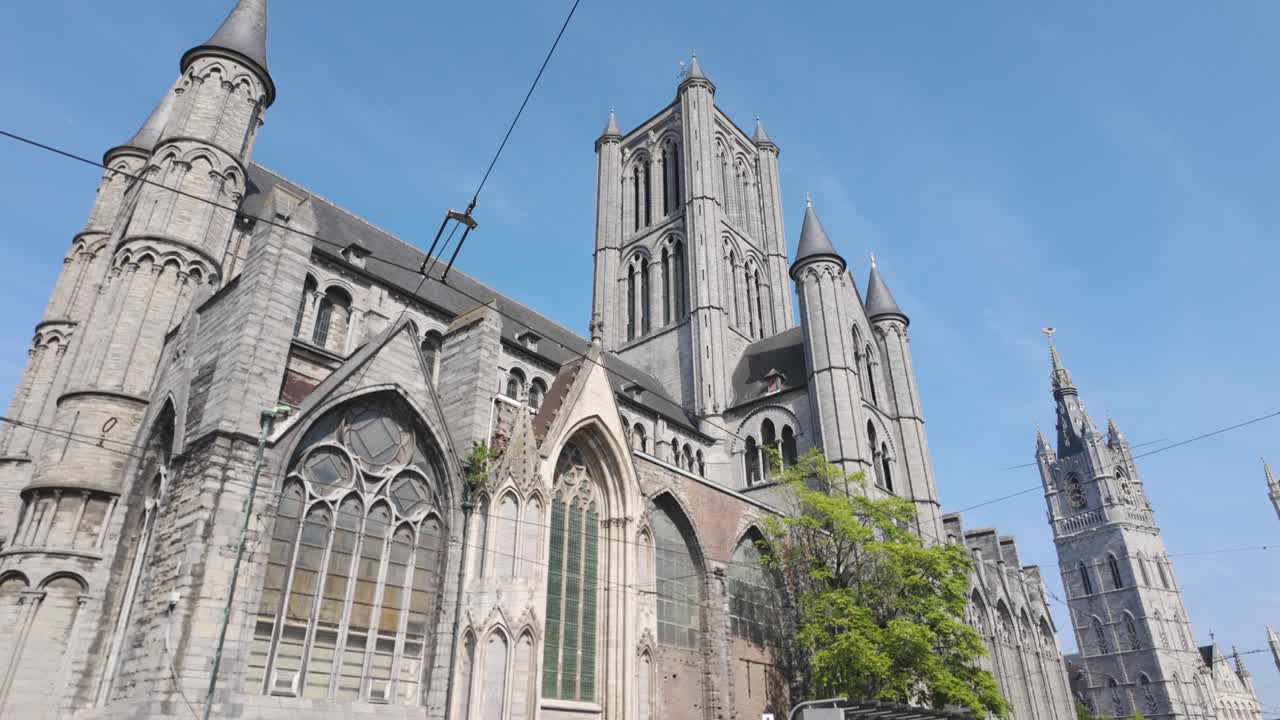 벨기에 겐트에 있는 세인트 니콜라스 교회 외관, 역사적인 고 양식의 디자인과 높은 첨탑