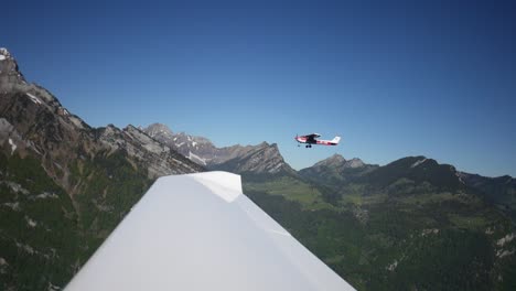 vuelo en formación con vista desde el interior de un pequeño avión privado sobre el ala