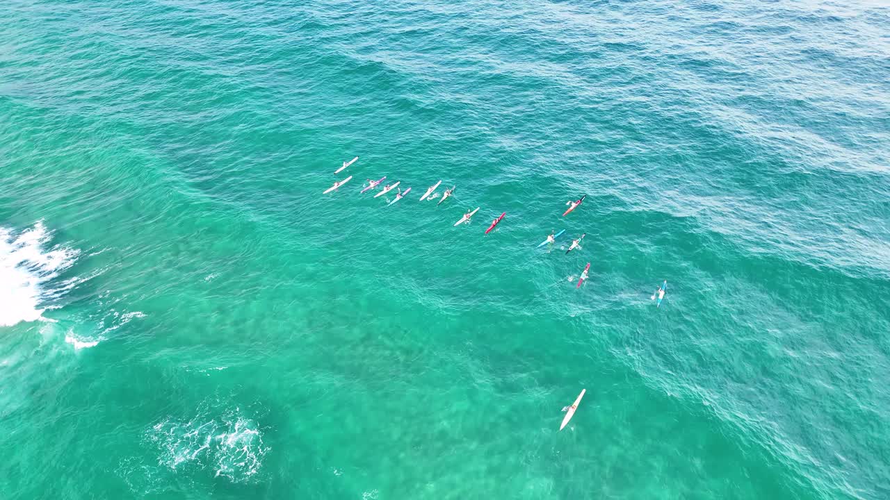 구조대원 들 은 바다 파도 에서 구조 기법 을 연습 한다