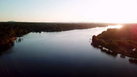 Lago-Nogal-Nc,-Lago-Nogal-Carolina-Del-Norte-Al-Atardecer