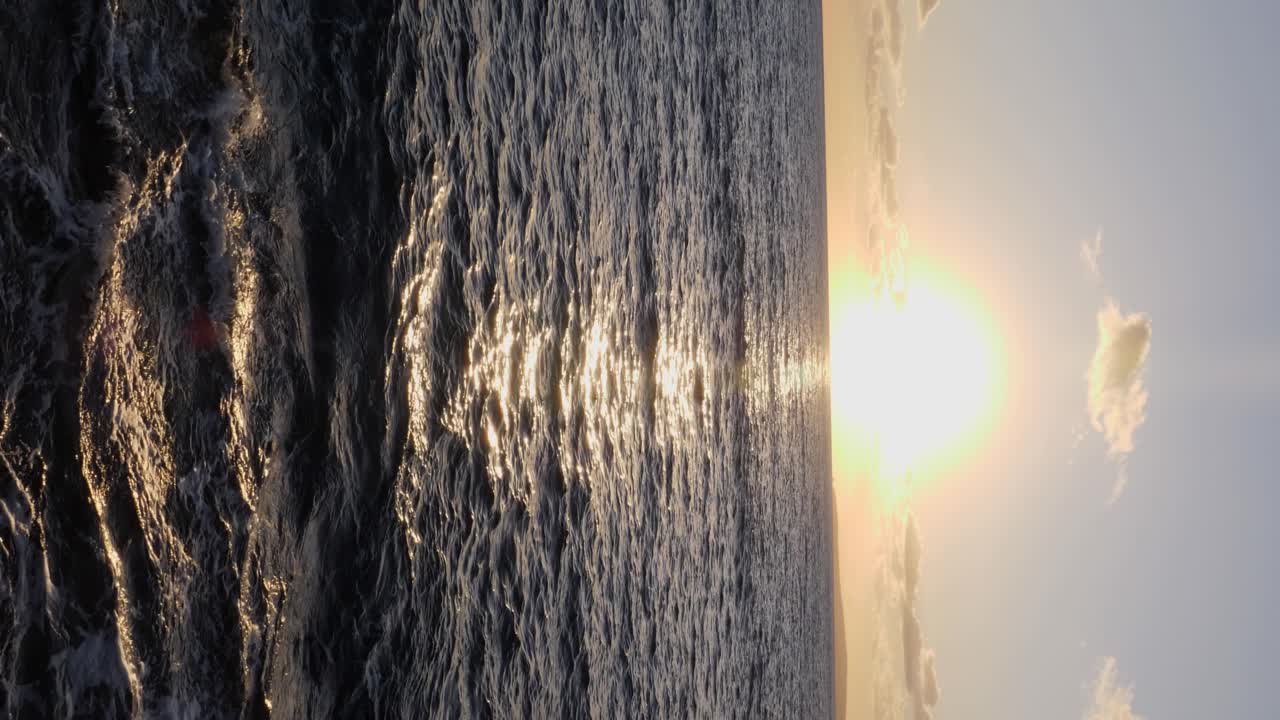 глубокие мысли, отражающие жизнь, глядя на волны консервной пастильи на майорке.