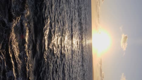 pensamientos profundos reflexionando sobre la vida mirando las olas de la lata de pastilla mallorca