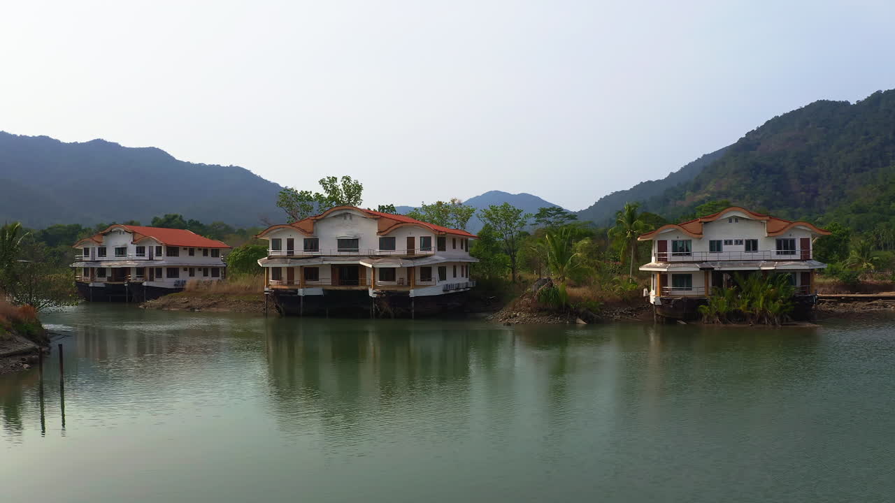 bungalows en descomposición sobre el agua en pilotes en el complejo abandonado de koh chang