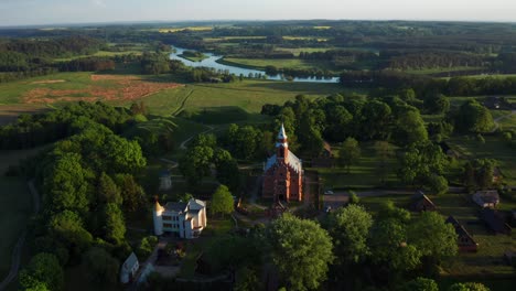iglesia de ladrillo rojo en la pequeña ciudad de kernave en lituania - toma aérea de drones