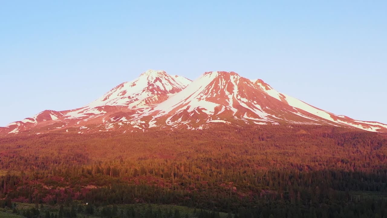 멀리 얼음으로 덮인 산에 일몰