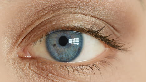 macro de cerca ojo azul apertura hermoso iris belleza humana natural concepto de la vista saludable