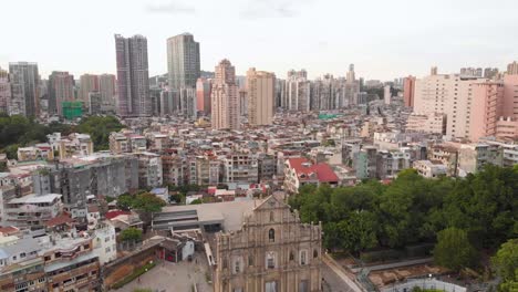 vista aérea volando hacia adelante sobre las ruinas de san pablo para revelar el paisaje urbano de macao