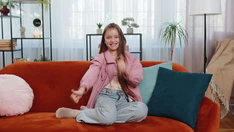 niña feliz niño gritando celebrando ganar gol buenas noticias lotería suerte victoria viendo la televisión en casa