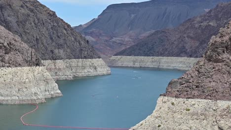 Lake-Mead-Bathtub-Ring,-Close-Up-View-with-boats-on-water