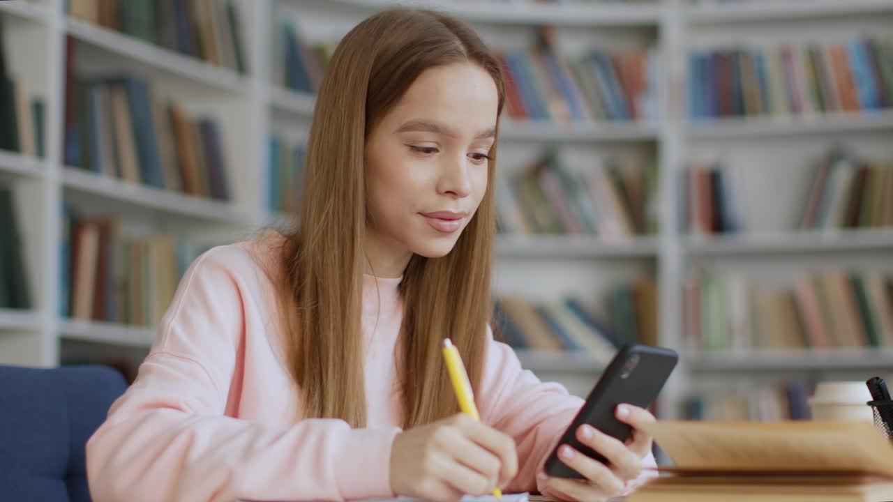 una adolescente estudiando en una biblioteca
