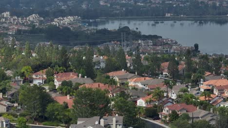 Vista-Aérea-Del-Lago-Mission-Viejo-Y-Viviendas-En-El-Sur-De-California.