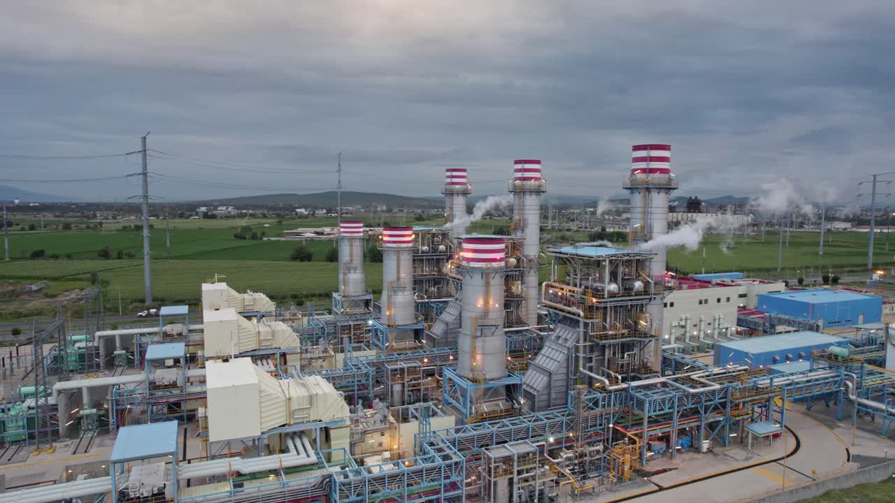 una planta de generación en una zona industrial
