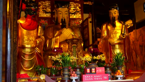 Chinese-city-god-sculptures-with-offerings-at-Temple-of-the-City-Gods-in-Shanghai,-China