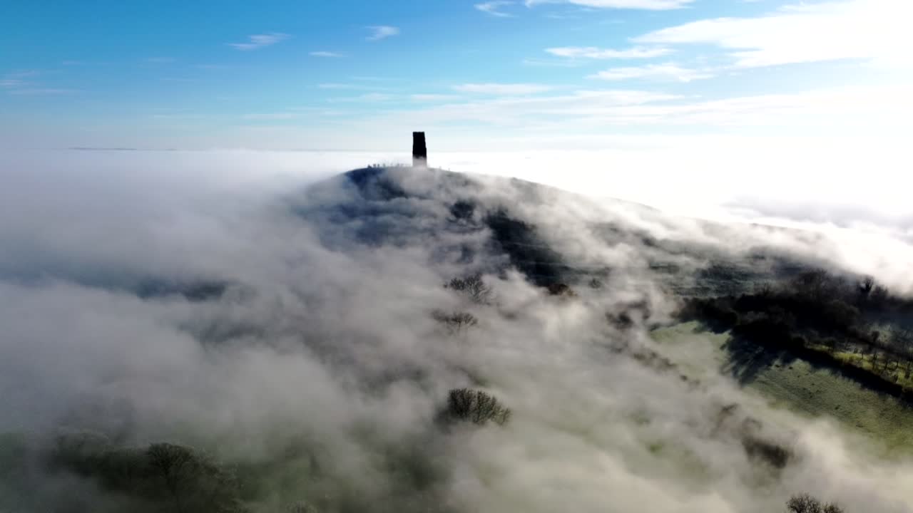 글래스톤베리 토르 (glastonbury tor, somerset, england) 를 가로지르는 안개