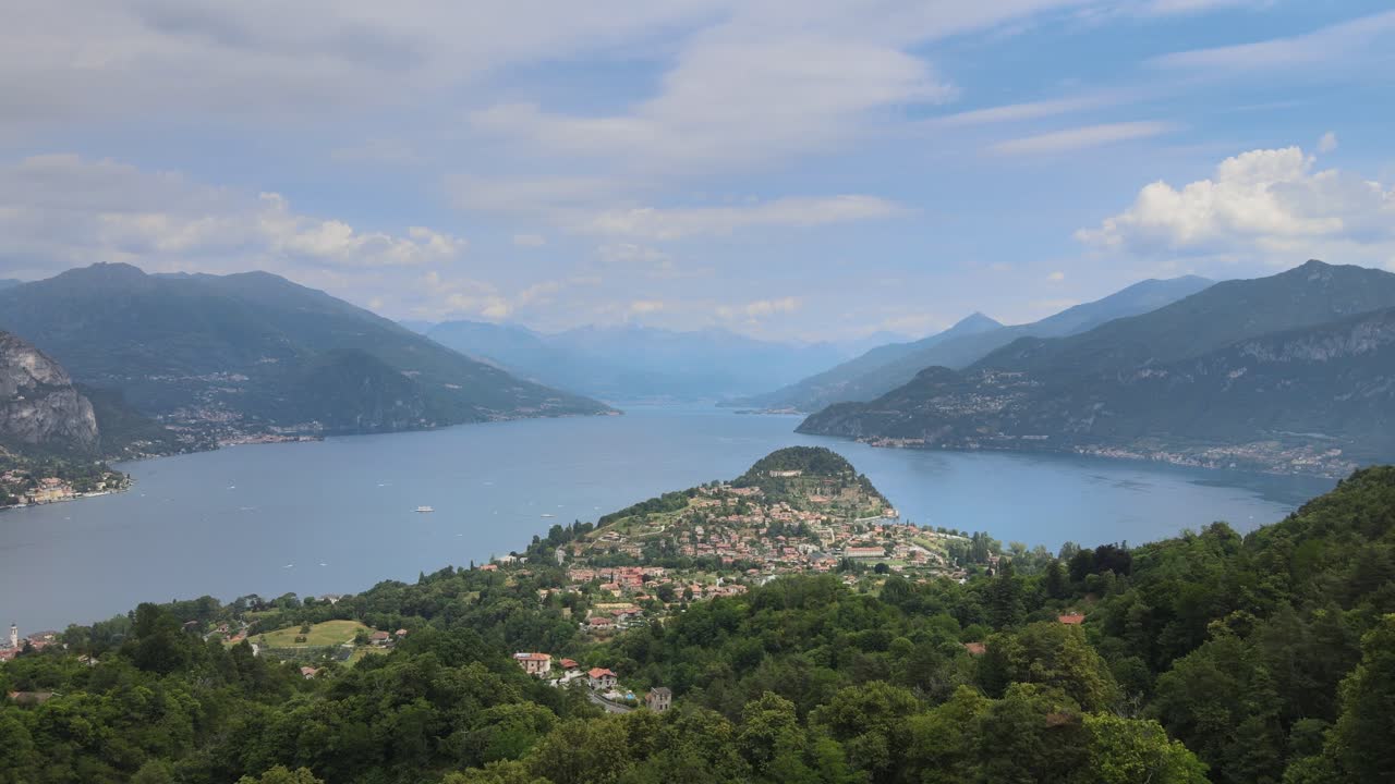 일몰 동안 알프스의 이탈리아 한가운데 있는 컴 호수의 아름다운 지역 파노라마