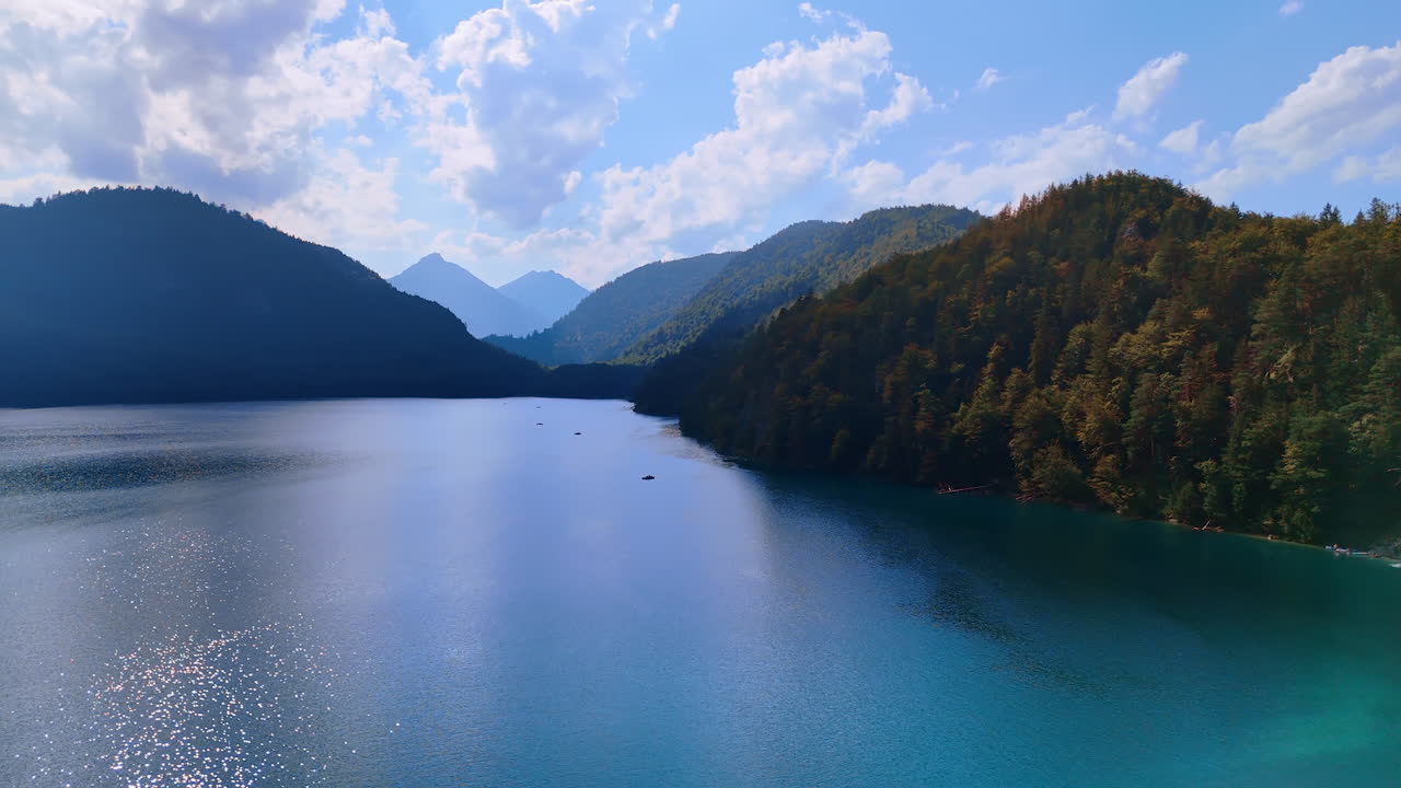 Lago nas montanhas sob luz suave. Um lago alpino sereno cercado por encostas de montanhas arborizadas