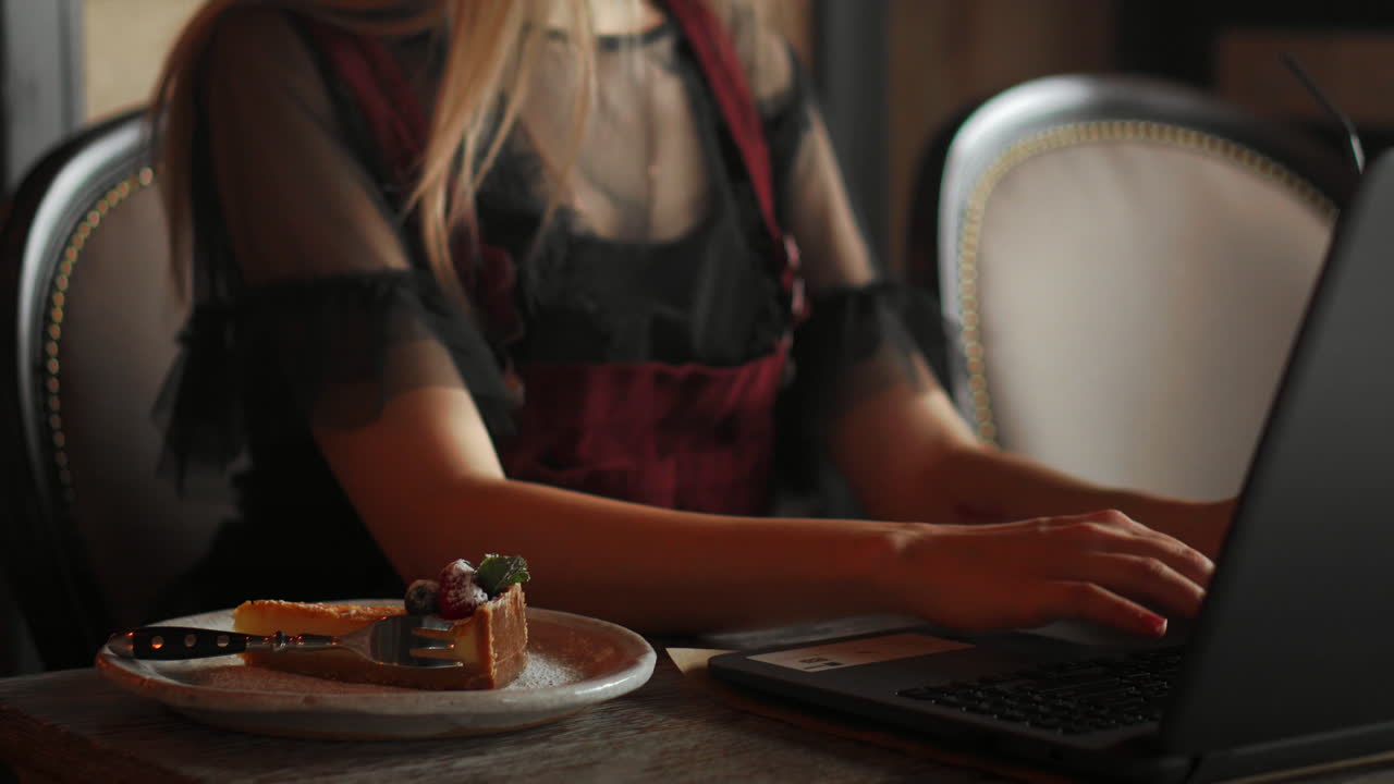 Colpo di una donna d'affari matura attraente che lavora al computer portatile nella sua postazione di lavoro.