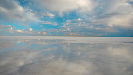 cielo en la tierra, lapso de tiempo de nubes moviéndose sobre salinas y reflejo del cielo en el agua