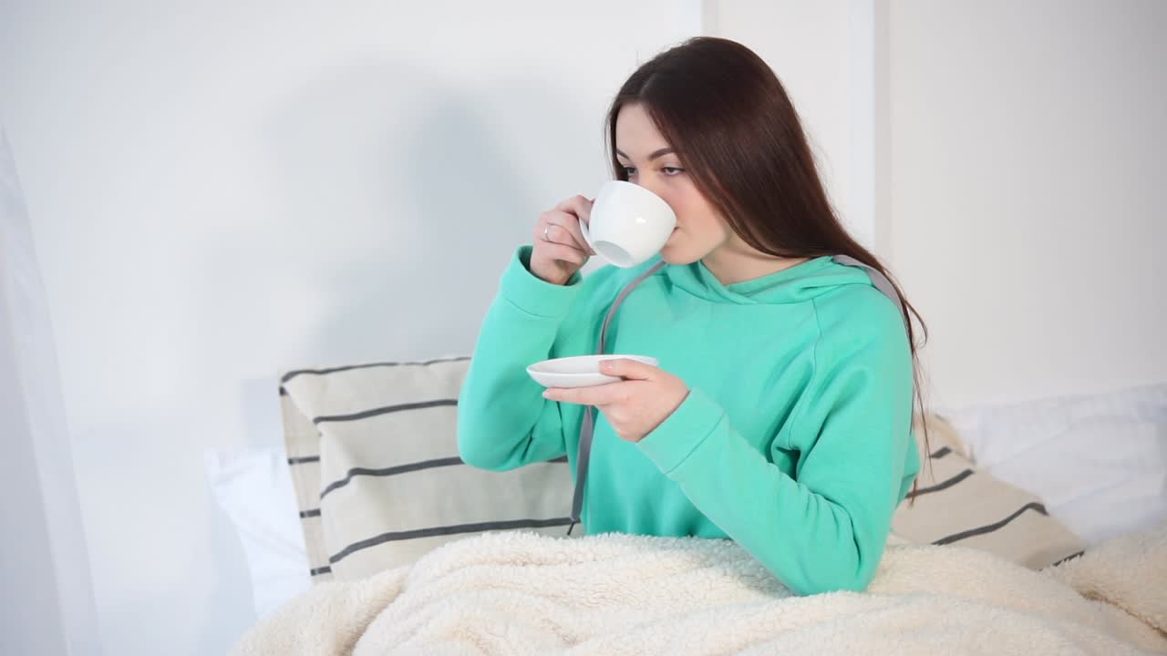 침대에서 차를 마시는 여자