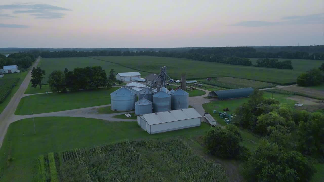 Agricoltura del Midwest, scatto aereo di silo