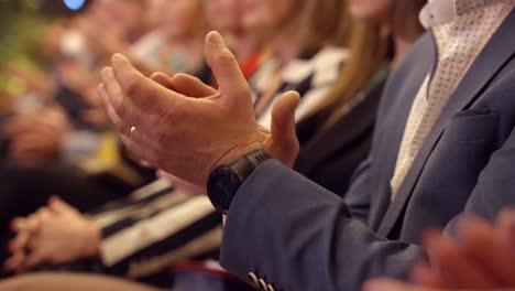 el hombre aplaude en un evento de negocios