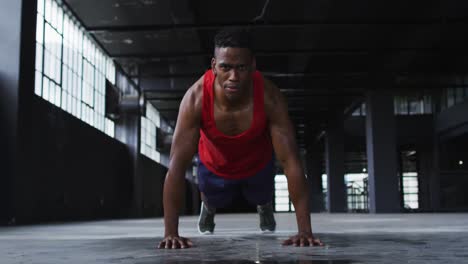 Hombre-Afroamericano-Haciendo-Flexiones-En-Un-Edificio-Urbano-Vacío