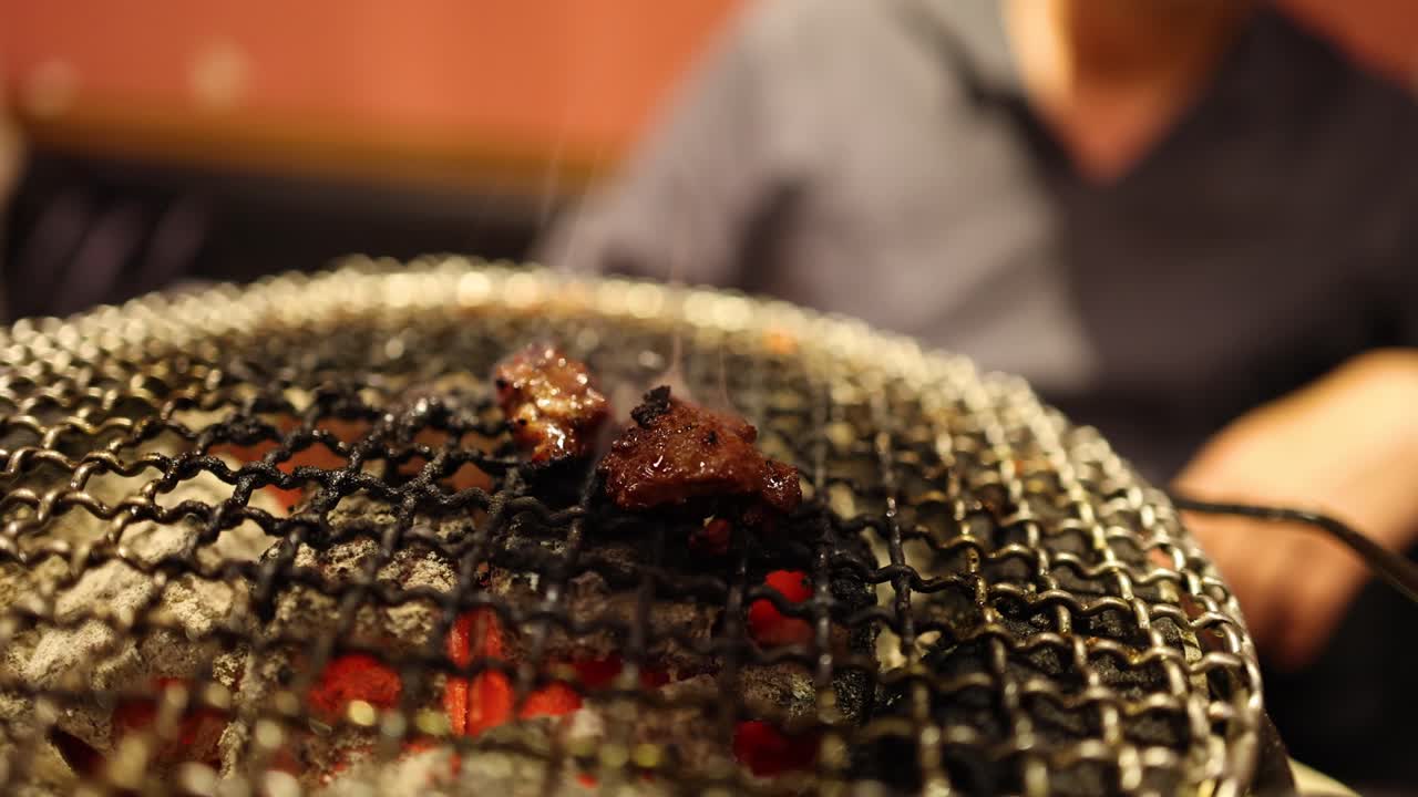 그릴 에 고 있는 고기 의 클로즈업