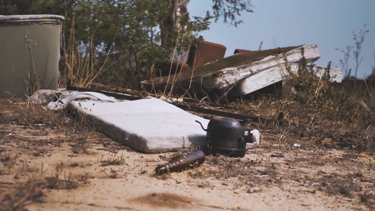 viejos colchones arrojados a lo largo de la costa