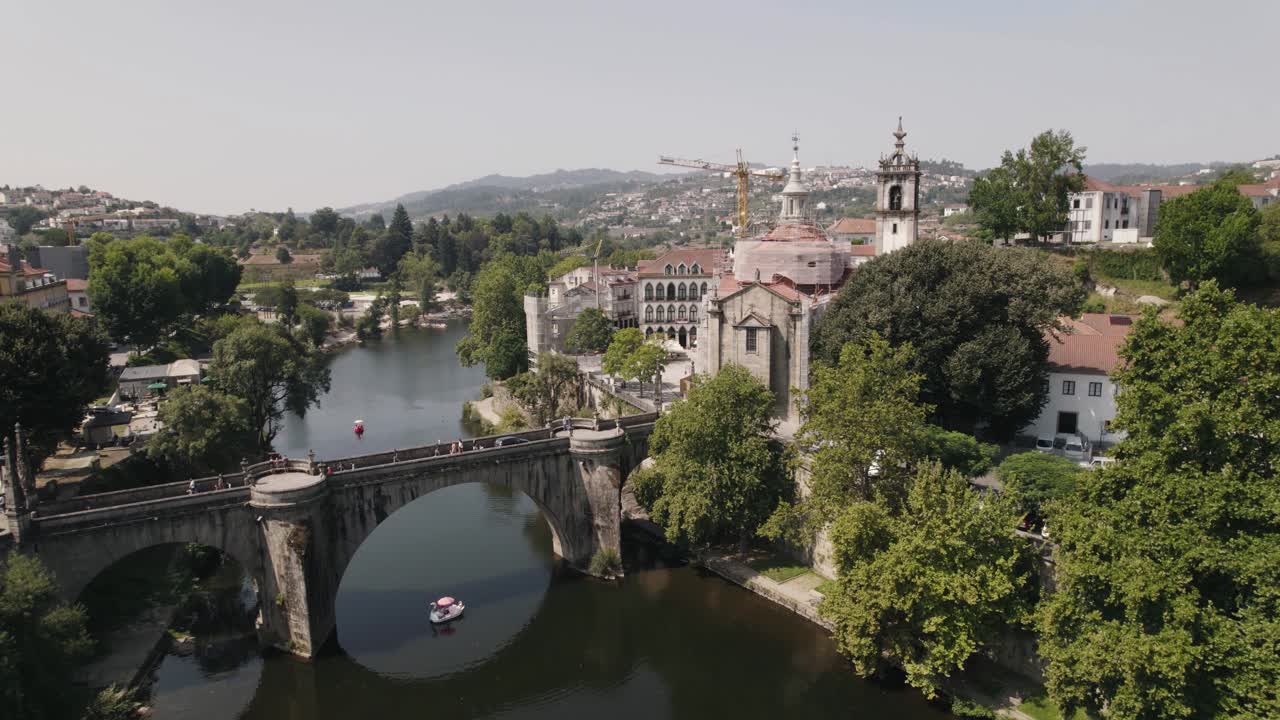 타메가 강과 강변 사오 곤칼로 교회를 가로지르는 역사적인 다리의 아름다운 공중 오름차순
