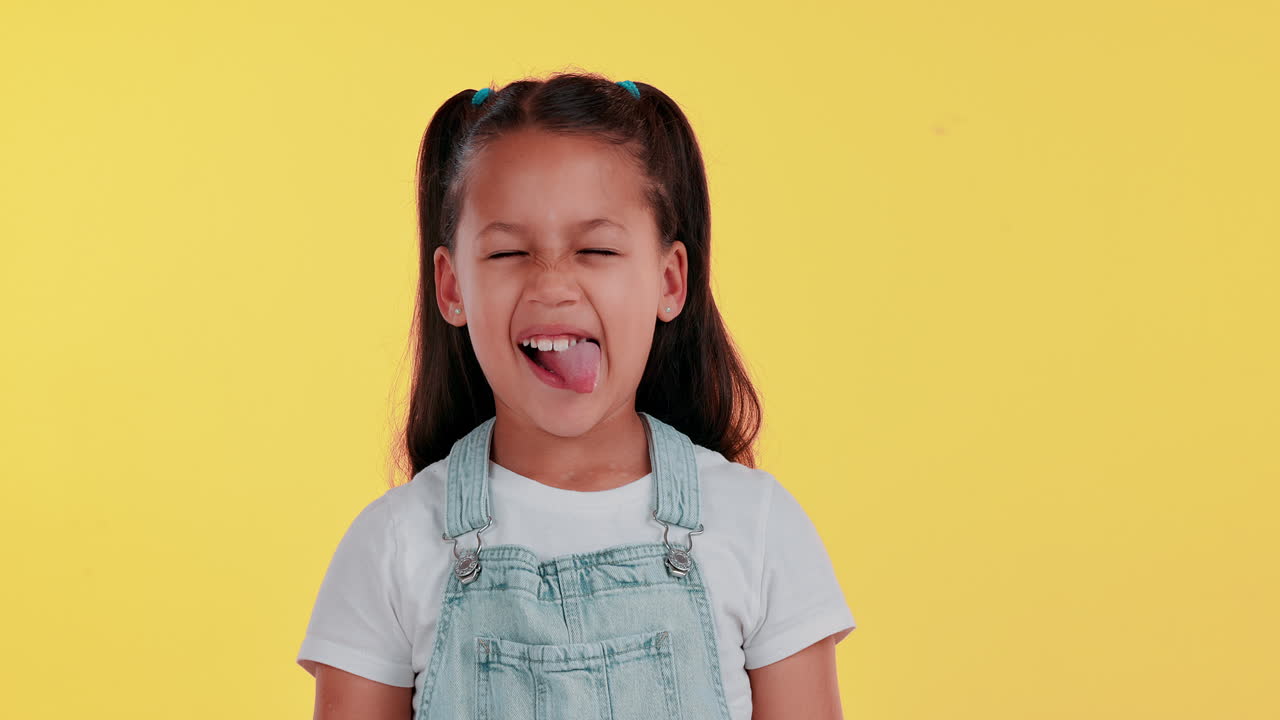 Bambina carina che tira fuori la lingua scherzosamente