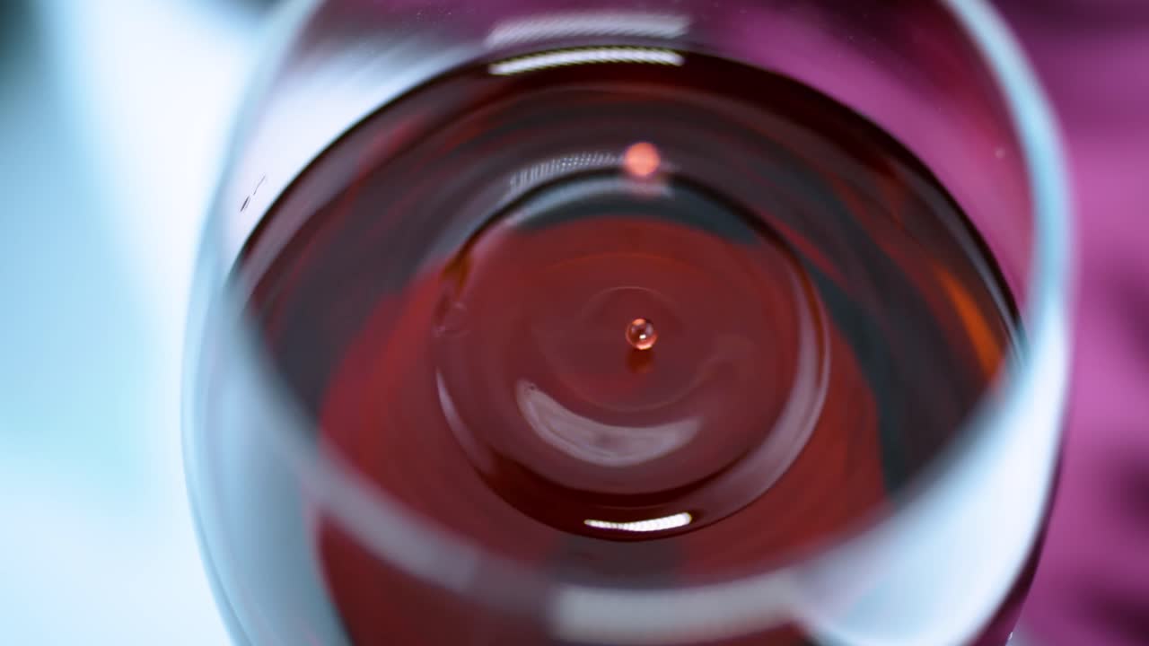 느린 동작으로 액체 방울이 우아하게 와인 컵으로 떨어지고, 매혹적인 스프레이를 만들고, 쾌락과 휴식의 본질을 포착합니다.