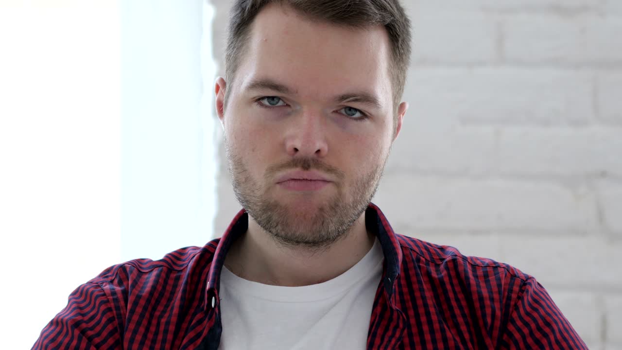 gesto de detención por parte del joven, rechazando y deteniéndose