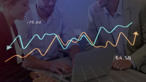 animación de gráficos financieros sobre personas de negocios que trabajan en computadora portátil en la oficina