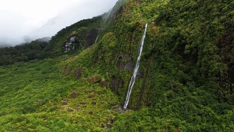 órbita-Centrada-En-Una-Cascada-Tropical-Que-Cae-En-La-Piscina-En-La-Base-Del-Acantilado