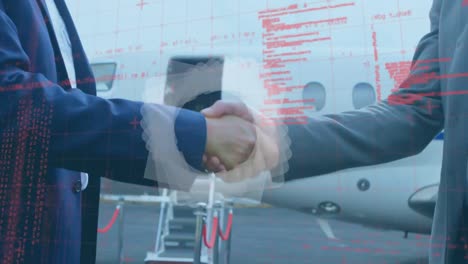 forma abstracta y procesamiento de datos en la sección media de dos hombres de negocios que se dan la mano en la pista del aeropuerto