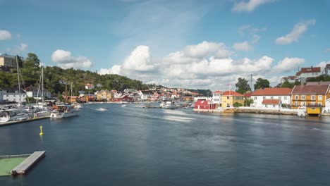 Hermosa-Ciudad-Costera-De-Kragerø-En-Telemark,-Noruega,-Lapso-De-Tiempo-De-Barcos-Ocupados-En-La-Bahía