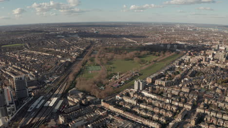 Toma-Aérea-Sobre-El-Espacio-Verde-Del-Parque-Finsbury-En-El-Norte-De-Londres