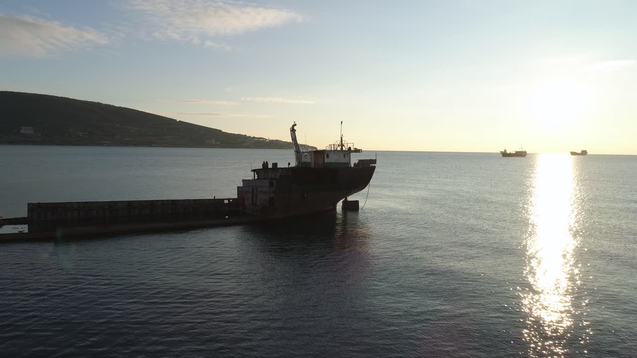 naufragio abandonado en el océano