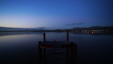 Vista-Estática-Del-Océano-Y-El-Muelle-Marítimo,-Una-Vista-Relajante-Del-Cielo-Azul-Y-El-Horizonte,-Hermoso-Paisaje-Marino