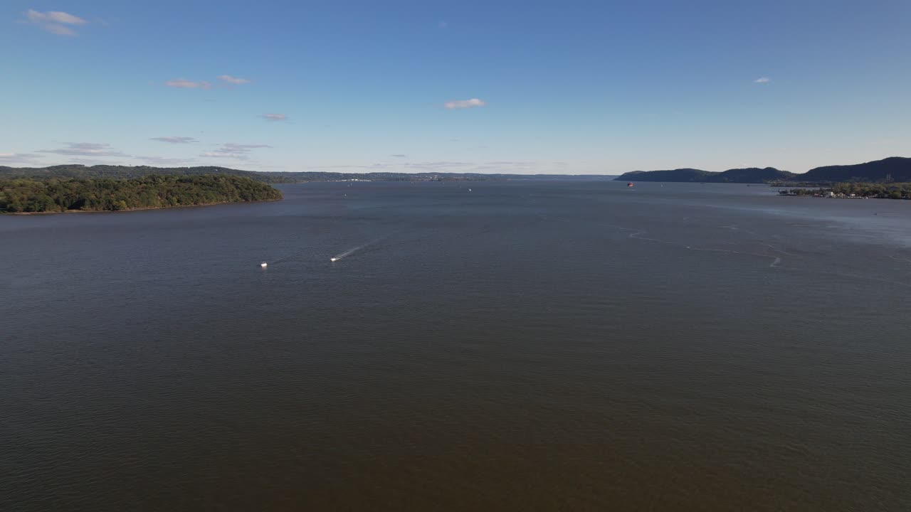 una vista aérea sobre el río hudson en el norte del estado de nueva york en un hermoso día con cielos azules