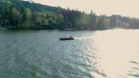 Boat-navigating-rough-waters-of-Oravska-Priehrada-lake,-Namestovo,-Slovakia,-aerial