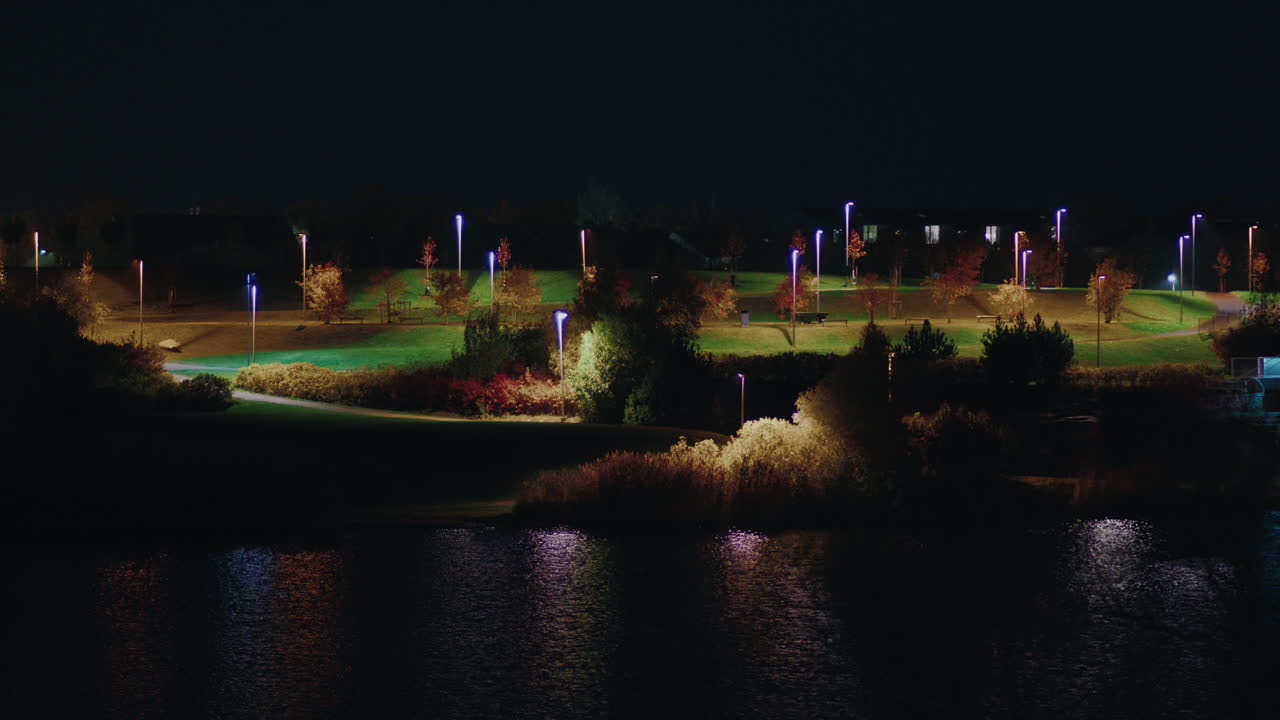 hermoso paisaje del parque pae junto al estanque iluminado con luz nocturna, tallin, estonia