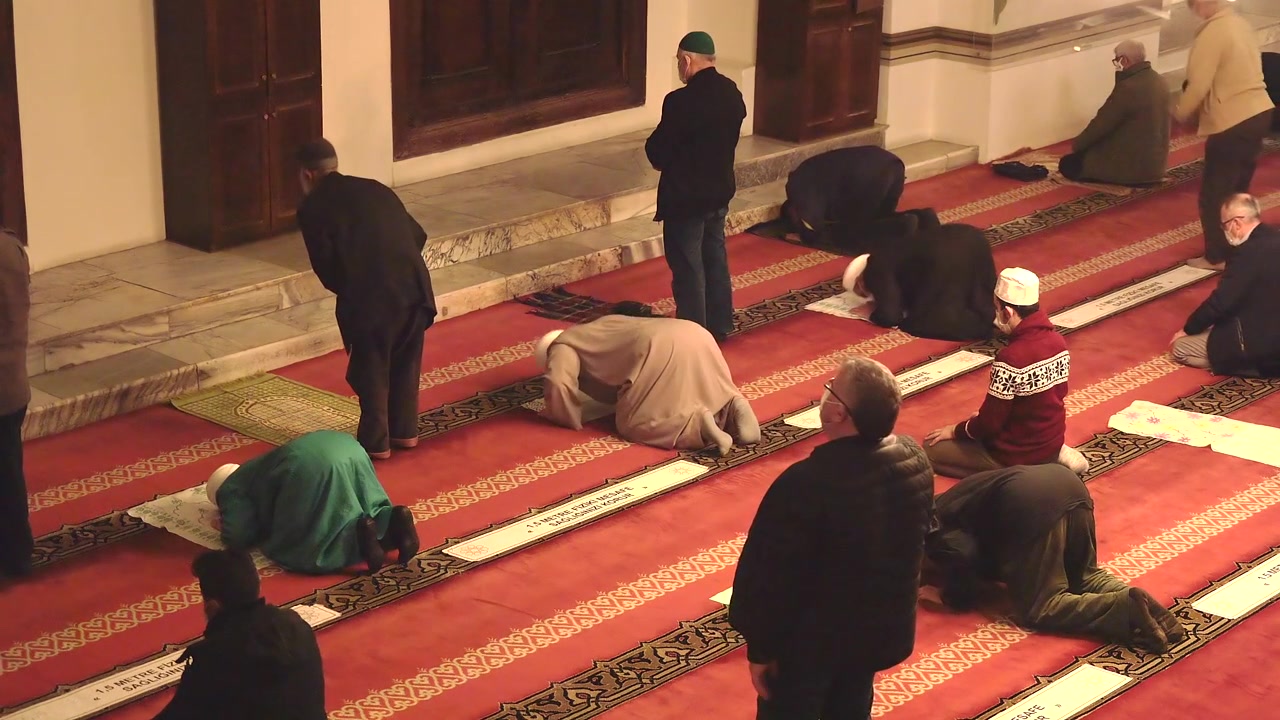 Bir Camide Namaz Kılan Müslüman Erkekler