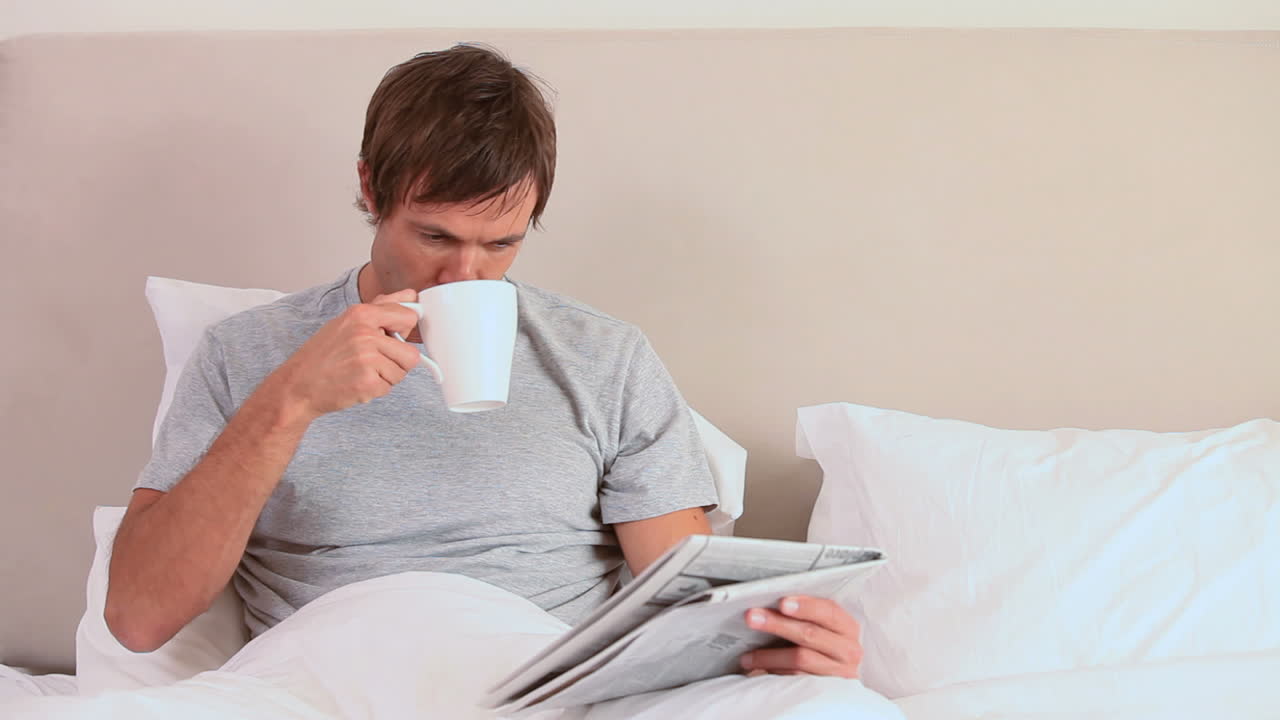 잡지를 읽는 남자