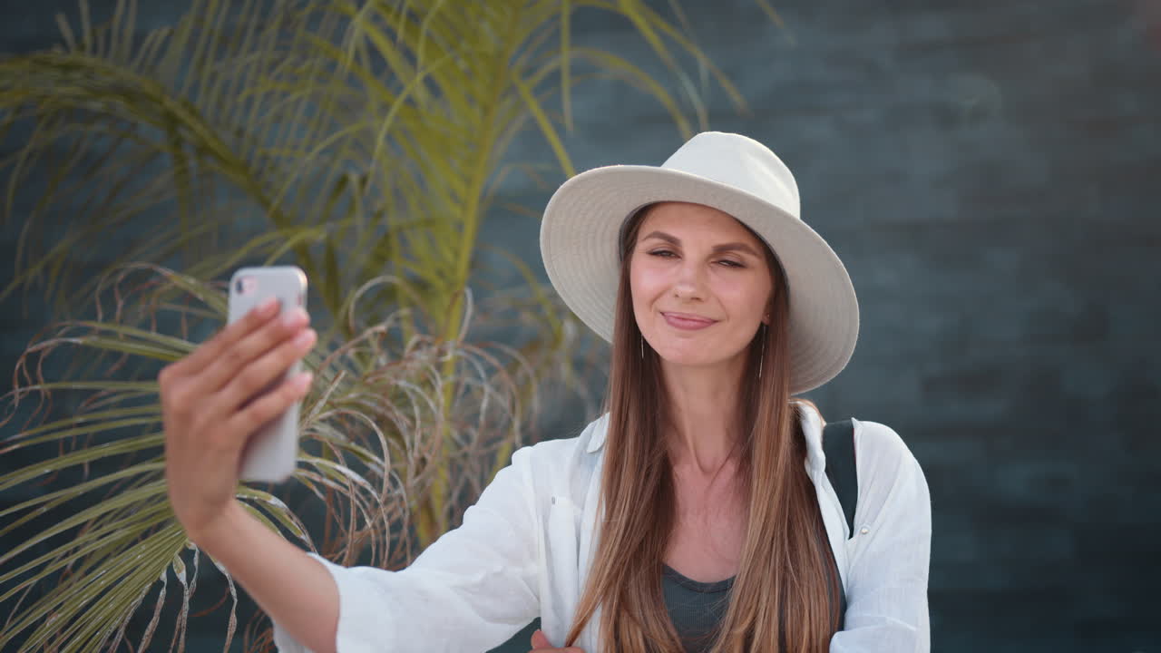 mujer tomando selfies al aire libre