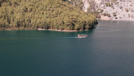 Barco-Turístico-En-El-Lago-Green-Canyon-Cerca-De-La-Presa-De-Oymapinar-En-La-Provincia-De-Antalya,-Turquía