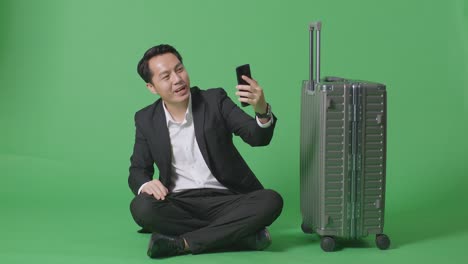 짐 을 들고 앉아 있는 사업가 의 비디오 통화
